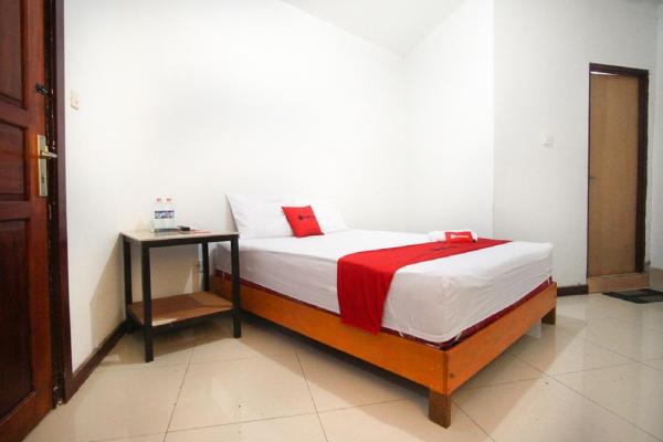 RedDoorz near Mal Abepura, Rezervasyon Misafirhane Jayapura Papua