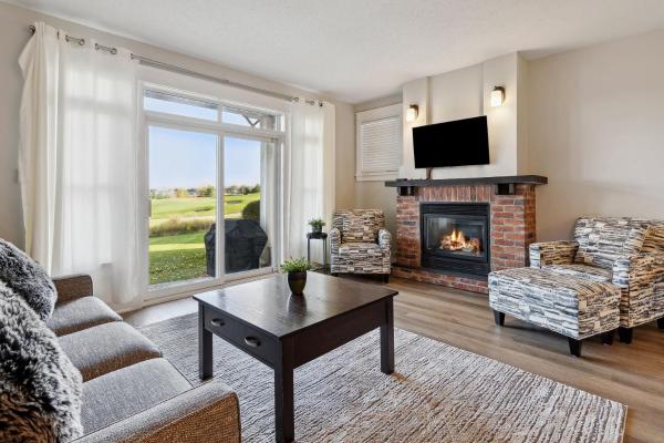 2 Bedroom Condo only steps to the Village!, Rezervasyon Şale Ontario Kır Evleri / Kır Evleri, Küçük Ev