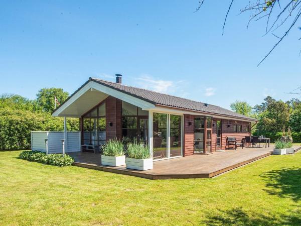 4 star holiday home in Ulfborg, Rezervasyon Tatil Evi Vestjylland otoparklı oteller, Otopark