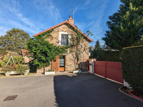 Belle maison en pierre au cœur du Berry avec jardin, terrasse, et activités familiales à proximité - FR-1-591-152, Rezervasyon Otel Pérassay 