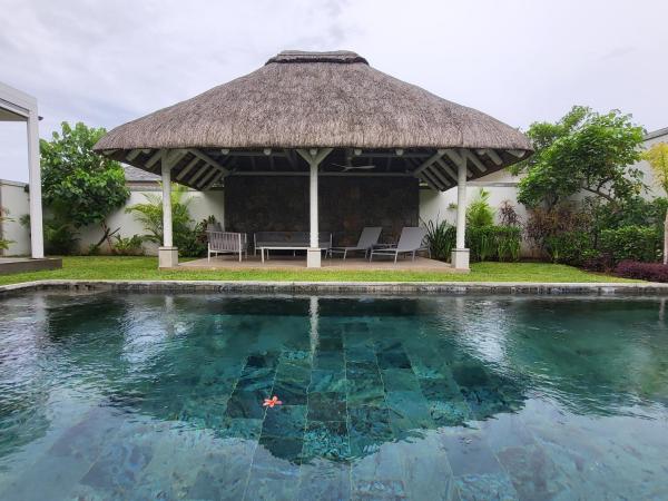Villa de Luxe à Grand Baie avec piscine V12, Rezervasyon Villa Mauritius North Coast Otoparklı Oteller, Otopark