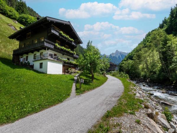 Chalet in Tirol by Zillertal Ski Slopes, Rezervasyon Şale Tirol otoparklı oteller, Otopark