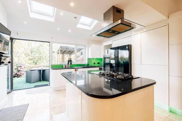 Luxury Unique Townhouse with Hottub & Pizza Oven, Rezervasyon Villa Bolton Greater Manchester