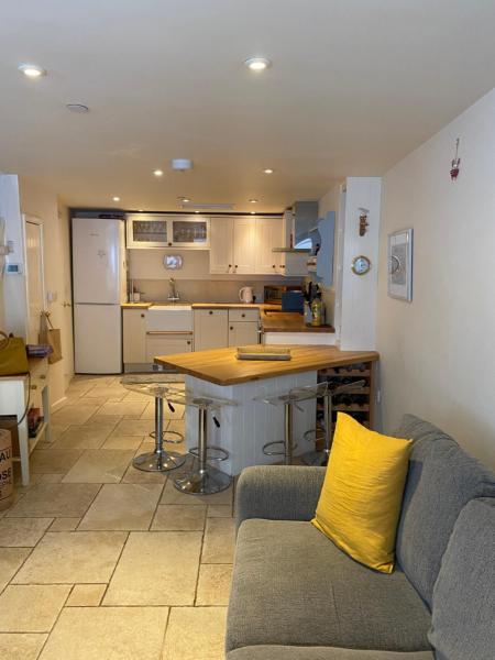 Reduced rates for this month! Beautiful cottage, 3 stories high with upstairs courtyard and set in an amazing location! The fantastic newly developed Town Mill with restaurants and craft shops on your doorstep Also only 2 minutes to the sea! , Sleeps 4, Rezervasyon Tatil Evi Merseyside Kır Evleri / Kır Evleri, Küçük Ev
