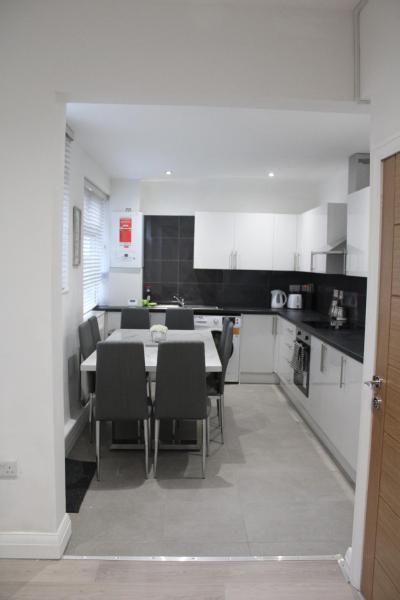 Beautiful, Spacious, Old Trafford home, Rezervasyon Tatil Evi Trafford Kır Evleri / Kır Evleri, Küçük Ev