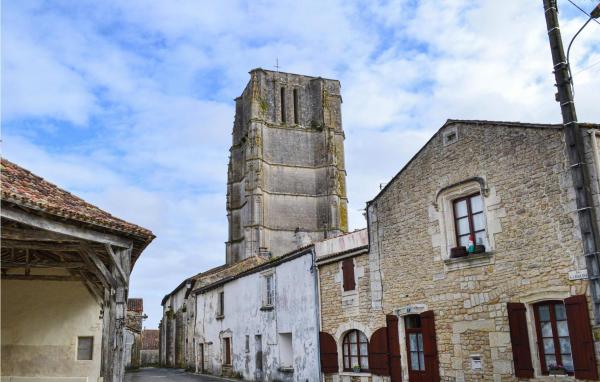 Nice Home In Saint-Jean-D'angle, Rezervasyon Tatil Evi Saint-Jean-dʼAngle Fransa