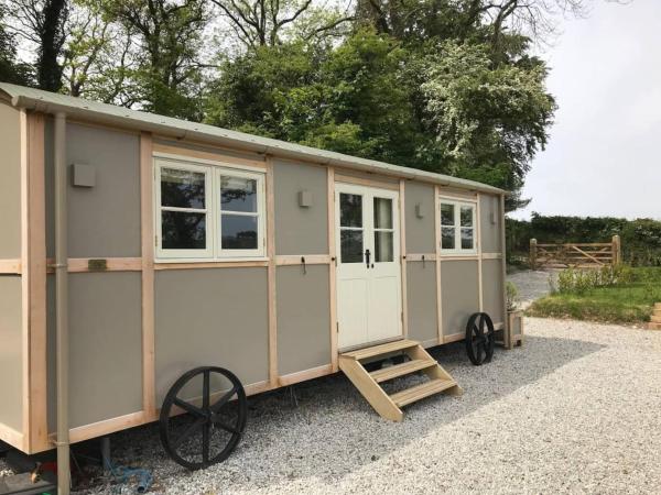 Stunning Shepherds Hut with Superb Views & Fire Pit near a Superb Gastro Pub, Rezervasyon Kulübe / Lodge Lamerton Devon