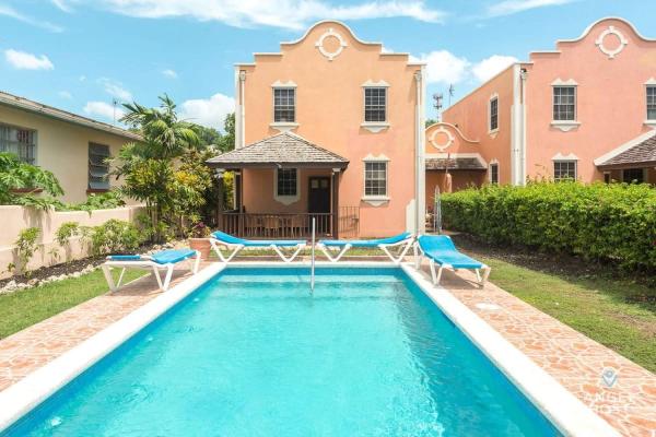 2-Story Townhome with Private Pool, Ideal for Group!, Rezervasyon Tatil Evi Christ Church 