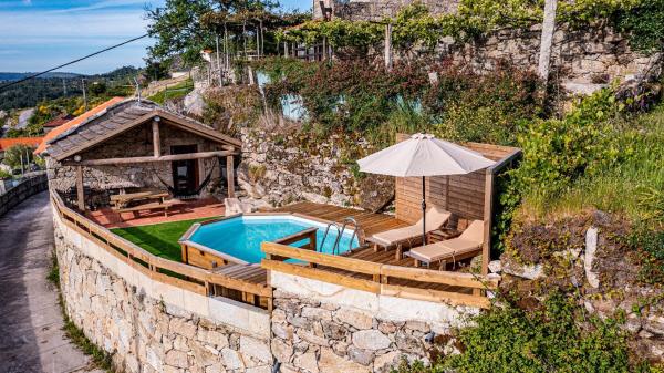 Chalé dos Penedos, sossego e piscina privada, Rezervasyon Şale Moncao Minho