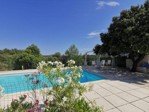 VILLA FAMILIALE, PISCINE, VUE IMPRENABLE -en été la location est de samedi à samedi, Rezervasyon Villa Rhône-Alps Otoparklı Oteller, Otopark