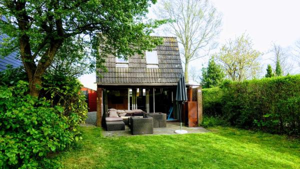 Oude-Tonge holiday house near fishing waters, Rezervasyon Tatil Evi  