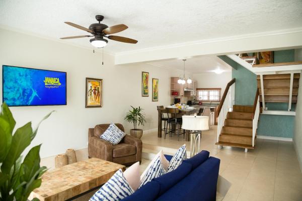 Choose To Be Happy at Surbiton Square - Two Bedroom Townhouse, Rezervasyon Villa Kingston Kır Evleri / Kır Evleri, Küçük Ev