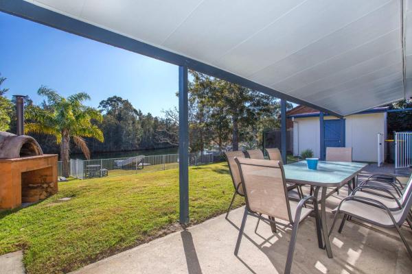 Waterfront Wonder - lakeside home w. private jetty, Rezervasyon Tatil Evi Manyana New South Wales