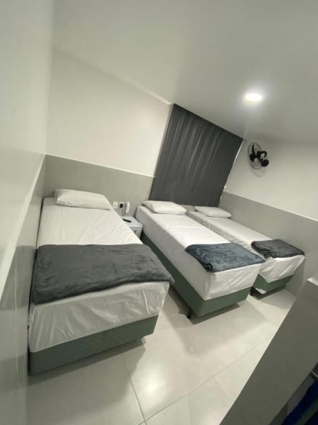 Suíte com banheiro privativo em Pousada recém construída,a 500mts do pátio do forró, Rezervasyon Otel Caruaru Pernambuco
