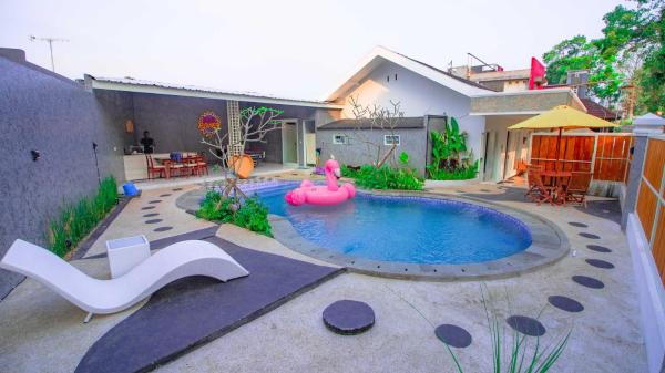Villa Sunflower Private Pool by Masterpiece Villa, Rezervasyon Villa East Java Villalar, Villa