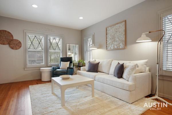 Entertaining Charmer w Outdoor Games and Putt-Putt, Rezervasyon Tatil Evi Austin Greater Austin