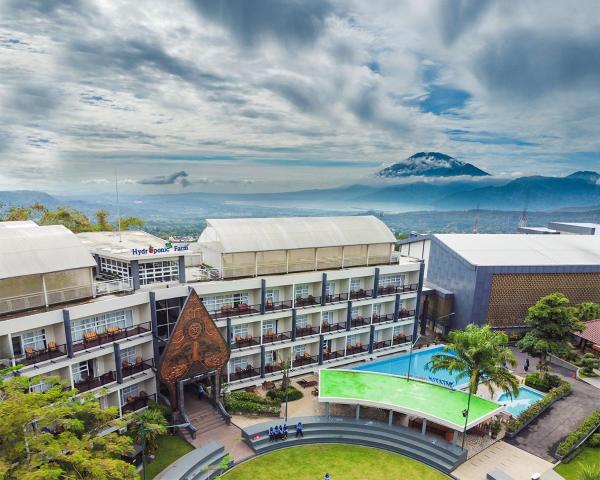 Griya Persada Convention Hotel & Resort Bandungan, Rezervasyon  Central Java'teki İş Otelleri, 4* 5*