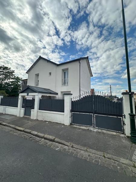 Luxueuse Villa Neuve avec Jardin, Rezervasyon  Ile de France otoparklı oteller, Otopark