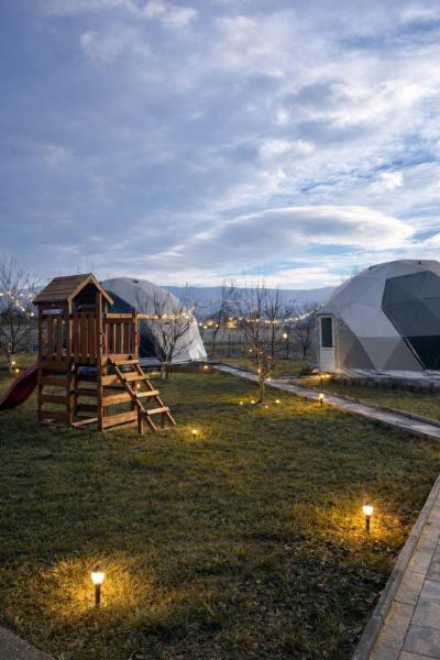 Sun Garden Glamping Domes, Rezervasyon Kamp Alanı Carpathians - Romania kamp ve glamping, Kamp Alanı