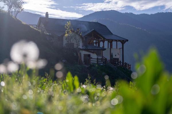 Alpin Zeneli Chalet, Rezervasyon Şale Kukës County Kır Evleri / Kır Evleri, Küçük Ev