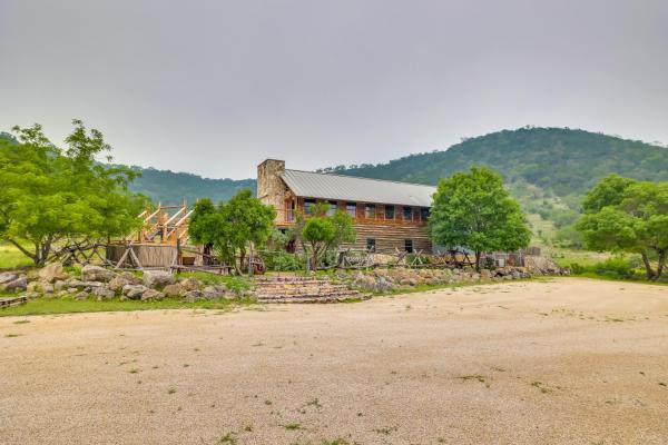 Rural Texas Villa with Hot Tub - Horses Welcome, Rezervasyon  Tarpley Teksas