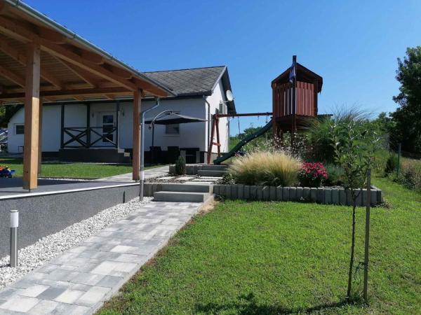 Holiday home in Fonyod - Balaton 43111, Rezervasyon Tatil Evi Somogy otoparklı oteller, Otopark