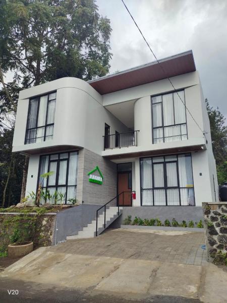 Naomi Villa Tawangmangu, Rezervasyon  Tawangmangu Central Java, Grojogan Sewu Waterfall yakınındaki