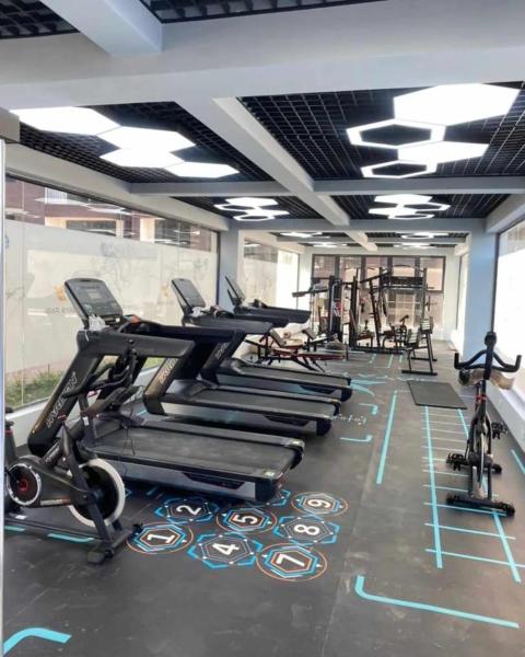 luxury living one bedroom apartment with fully equipped gym heated swimming pool children playing ground and a relaxing rooftop with amazing city views, Rezervasyon  Nairobi'teki Ucuz Oteller, Shifteye Gallery yakınındaki