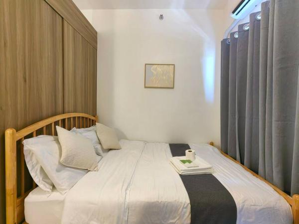 1BR Condotel with Balcony at FAME Residences #FM55, Rezervasyon  Luzon Havuzlu Oteller, Yüzme Havuzu