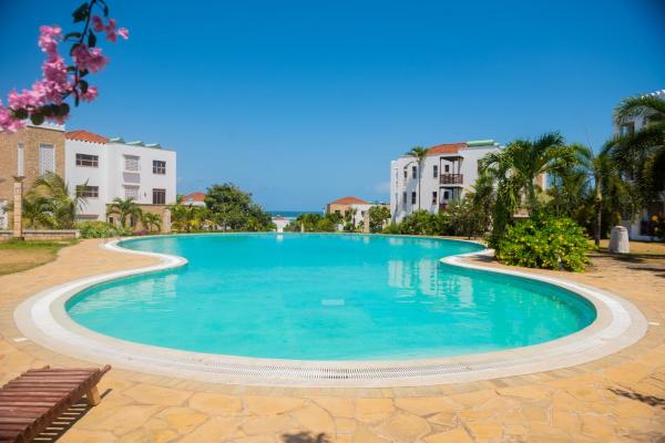 Njakaimba Beachfront Villa., Rezervasyon  Coast Region Havuzlu Oteller, Yüzme Havuzu