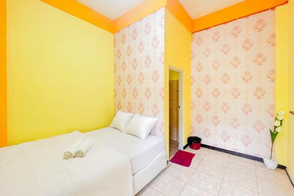 Sion Homestay Mitra RedDoorz near Terminal Kertajaya Mojokerto, Rezervasyon Otel Brangkal East Java
