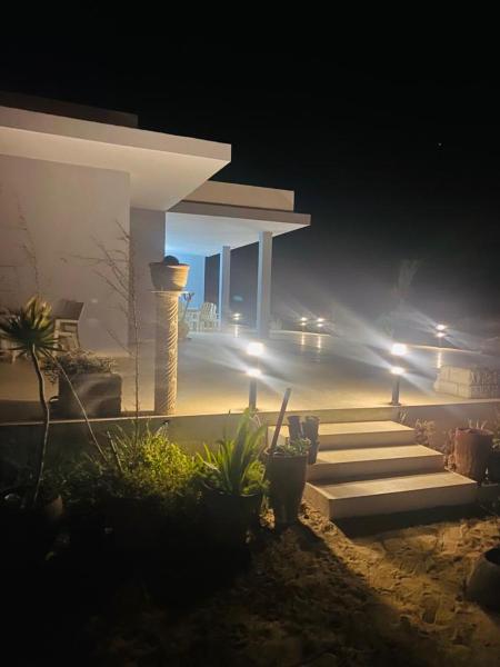 Beach house wing in kerkennah island. Fully equipped place for 4 guests and peaceful relaxing stay. Calm sea and beautiful sun rise that can be enjoyed straight on the beach or from the house terrace, Rezervasyon  Safakes Otoparklı Oteller, Otopark