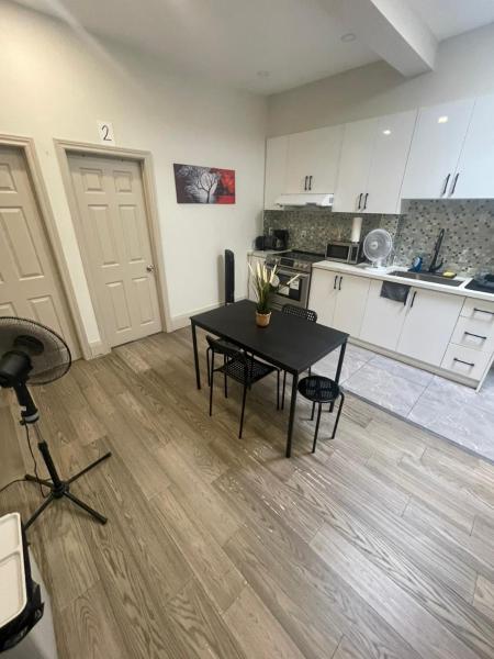 King-Queen Walk-in Residence - Walk to CN TOWER,SUBWAY,CONCERTS,PUBS,PARKING, Rezervasyon  Toronto 