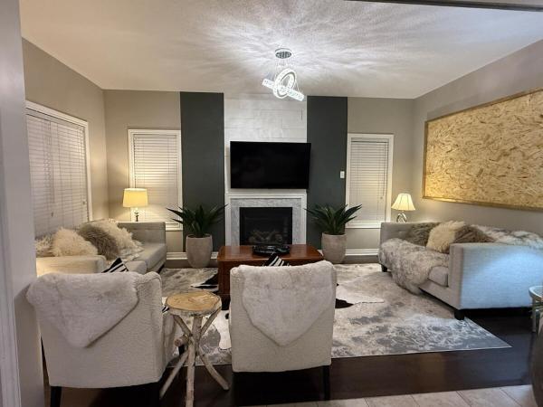 Luxurious Villa 3 Living Rooms, 1 sofa bed, 4 bedrooms, 4 Beds, 4 Toilets, 1 hour To Toronto, Rezervasyon   