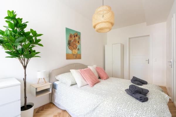 Chic Apartment with Balcony near Center, Rezervasyon Daire Viyana Avusturya