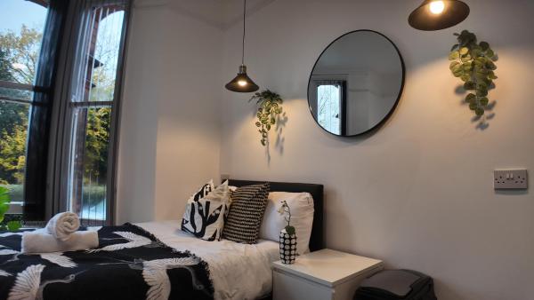 Private, Stylish Studio with Parking in City, Rezervasyon  West Midlands otoparklı oteller, Otopark