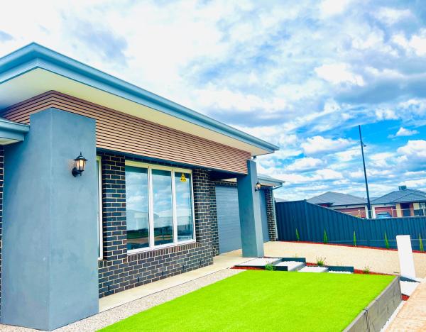 Modern 4 Bed 4 Bath Family friendly Villa, Rezervasyon  Melton South Victoria