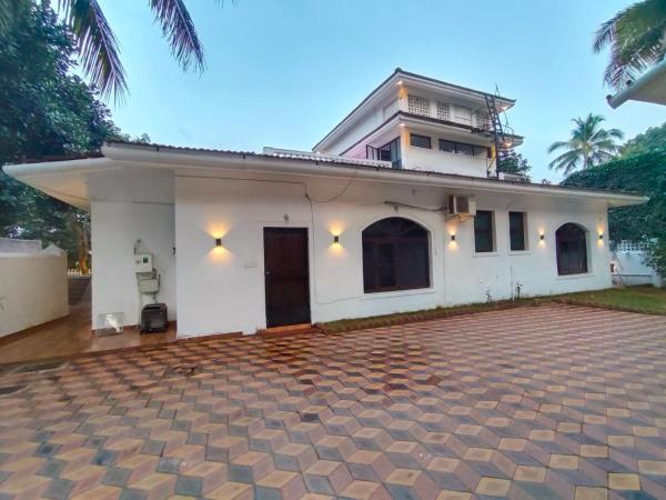Villa Portuguesa 5 bhk calangute, Rezervasyon  Goa Havuzlu Oteller, Yüzme Havuzu