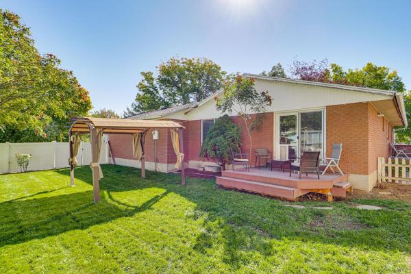 2 Mi to Gardner Village Family Gem with Fenced Yard, Rezervasyon  West Jordan Salt Lake County