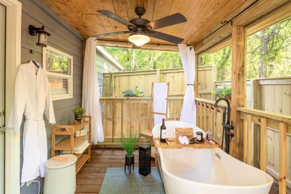 The Small Modern Villa Outdoor Tub-Unit B, Rezervasyon  Madison 