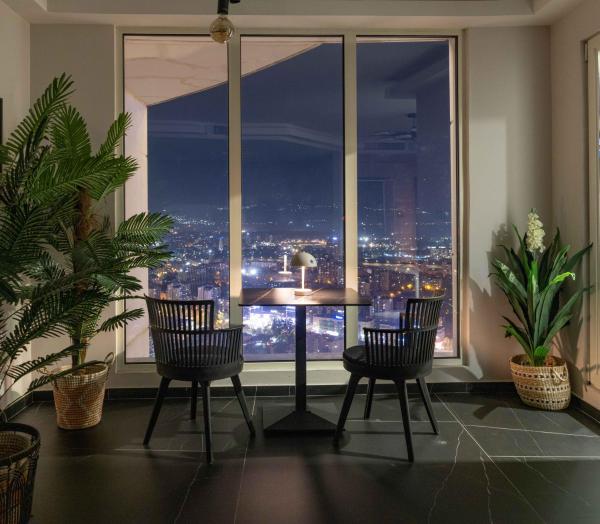 Digital Nomad Penthouse - 250m2 with 5 Bedrooms and Fast Wi-Fi - Monitors Included, Rezervasyon  Üsküp otoparklı oteller, Otopark
