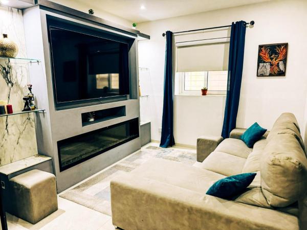 Private Pool Ultra Modern 4 Bedroom Villa Playstation Play Room & Garage, Rezervasyon  Taʼ Ċantar Otoparklı Oteller, Otopark