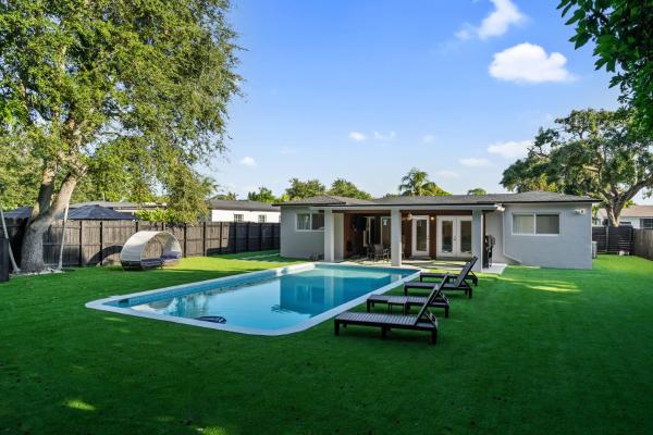 Tropical 4BR Villa with Pool, BBQ & Mini Golf Fun, Rezervasyon  Gold Coast Heliport Florida