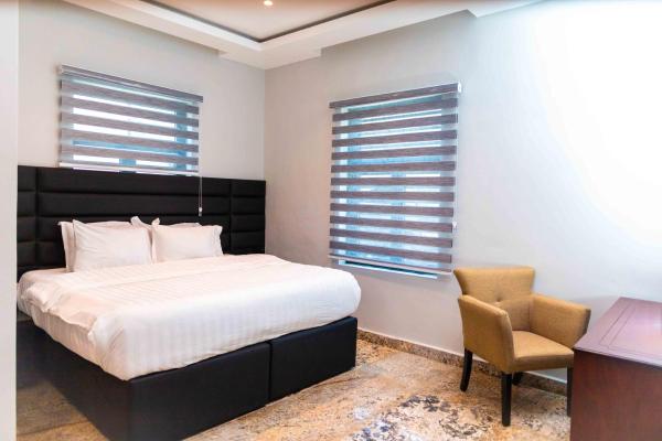 King Georges Court, Rezervasyon  Mama 