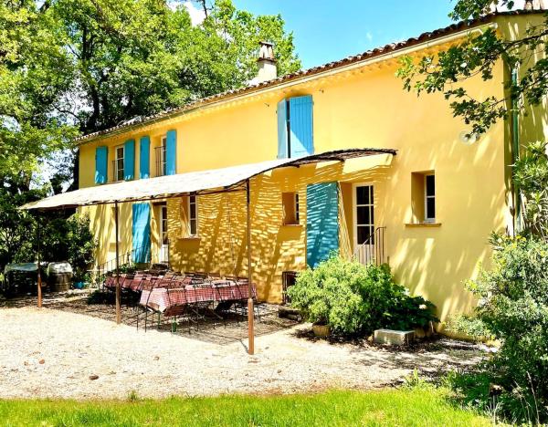 Villa Les Chênes avec piscine dans un domaine viticole 5 suites 11 pers, Rezervasyon  Néoules Marsilya