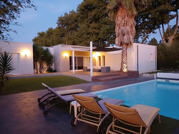 Villa d'architecte avec piscine chauffée, 4 chambres, à 30 mn Gruissan plage, Rezervasyon  Aude Havuzlu Oteller, Yüzme Havuzu