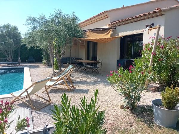 Villa de charme à Cucuron au pied du luberon, Rezervasyon  Cucuron Otoparklı Oteller, Otopark