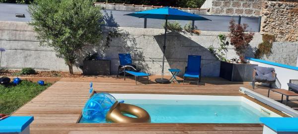 La Moustache Bleue, Rezervasyon  Bouin 