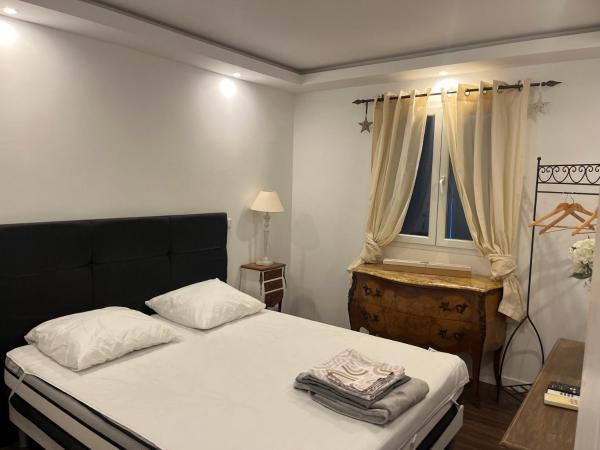 Villa Bagnols en forêt, Rezervasyon  Rhône-Alps otoparklı oteller, Otopark