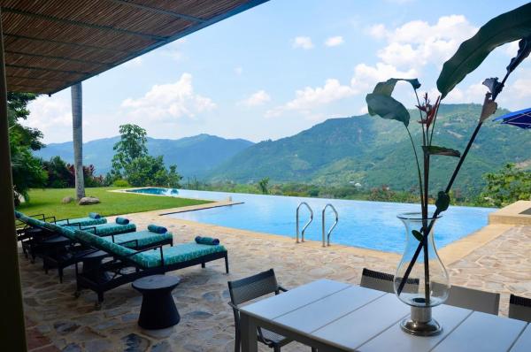 Villa en Club Campestre Mesa de Yeguas, Rezervasyon  Anapoima Cundinamarca